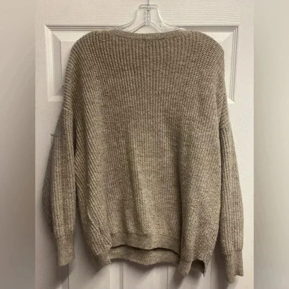 *SOLD* LUXE Cozy Neutral Colored Sweater Size Medium - Picture 5 of 5